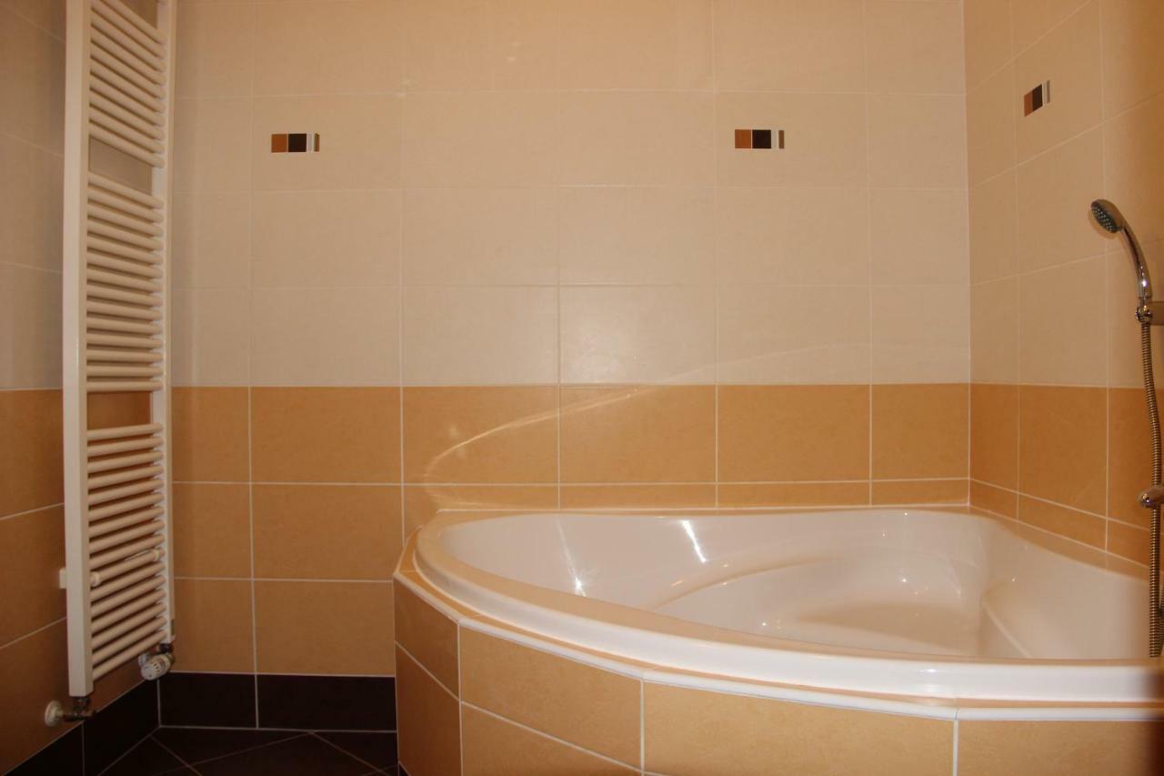 Appartement H+ Apartman Letiste Praha Extérieur photo