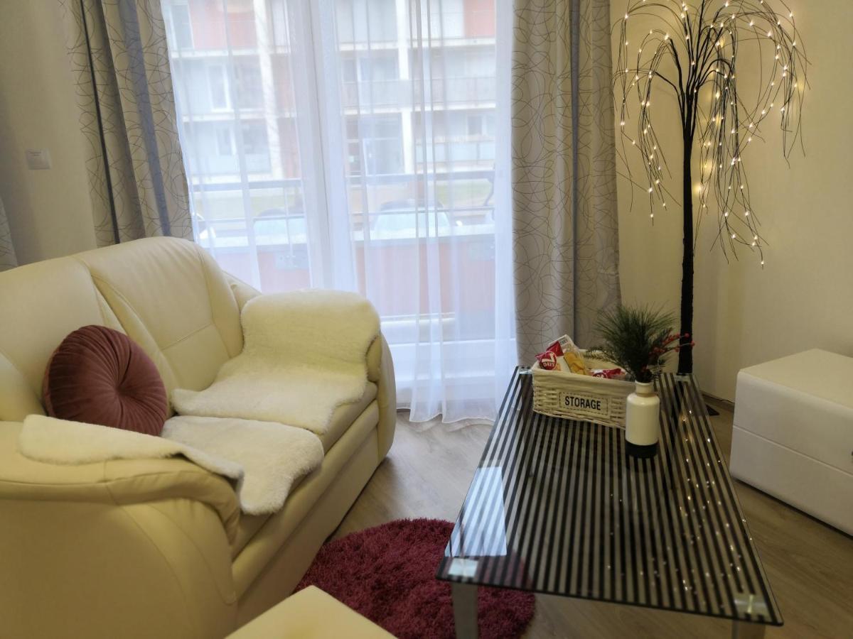 Appartement H+ Apartman Letiste Praha Extérieur photo